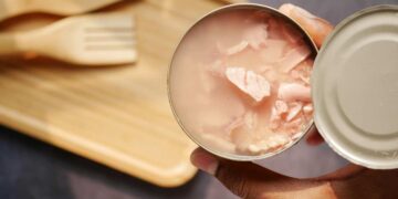 Tonno in scatola, Altroconsumo smaschera i brand peggiori sugli scaffali: troppa acqua, poco sapore e politiche di pesca poco chiare