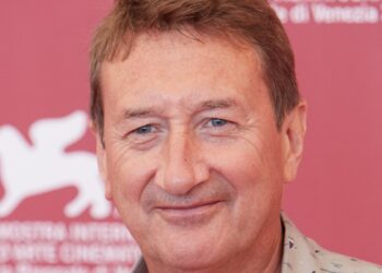 Un primo piano dello sceneggiatore britannico Steven Knight