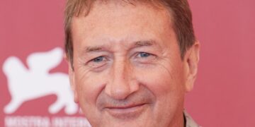 Un primo piano dello sceneggiatore britannico Steven Knight