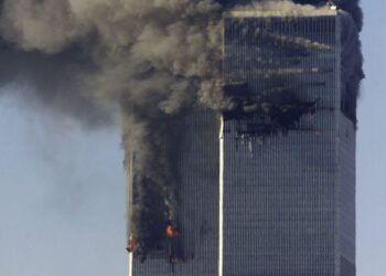 Le torri gemelle colpite nell'attentato dell'11 settembre 2001
