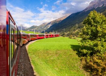 La guida definitiva al treno del Bernina, patrimonio UNESCO: l’errore da non fare nella scelta del biglietto e il posto esatto dove sedersi per le foto perfette