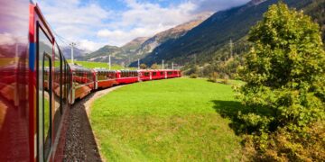 La guida definitiva al treno del Bernina, patrimonio UNESCO: l’errore da non fare nella scelta del biglietto e il posto esatto dove sedersi per le foto perfette