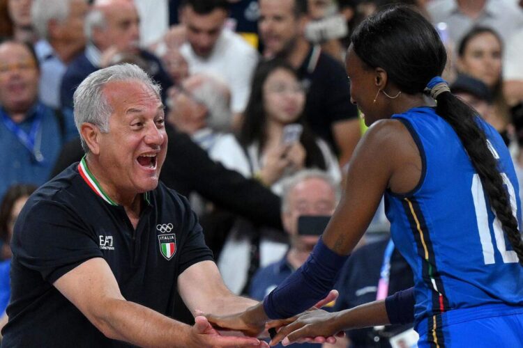 Julio Velasco, l'allenatore della Nazionale italiana femminile di pallavolo, e Paola Egonu