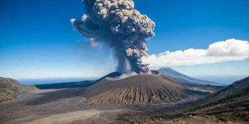 “Sembrava morto dal 1550”: il vulcano si risveglia dopo il terremoto e scuote la Kamchatka