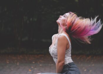 Capelli spenti e che cadono dopo le vacanze? Scopri lo scalp oiling: il segreto ayurvedico che può salvare la tua chioma prima dell’autunno
