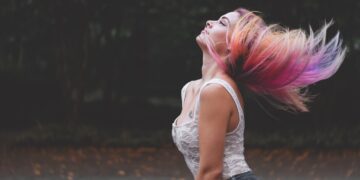 Capelli spenti e che cadono dopo le vacanze? Scopri lo scalp oiling: il segreto ayurvedico che può salvare la tua chioma prima dell’autunno