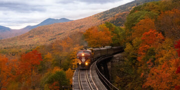 Riparte il Treno del Foliage: la guida completa al viaggio tra i boschi colorati più amato d’autunno