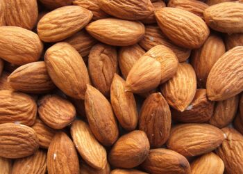 Colesterolo alto? La soluzione è in questo superfood: come le mandorle “puliscono” le arterie e salvano il cuore
