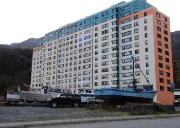 Nessuno ci crede ma è vero: un’intera città dell’Alaska vive dentro un solo condominio