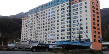 Nessuno ci crede ma è vero: un’intera città dell’Alaska vive dentro un solo condominio