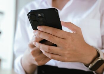 La foto di un una persona che usa un cellulare