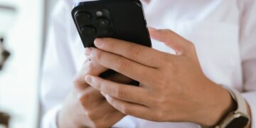 La foto di un una persona che usa un cellulare