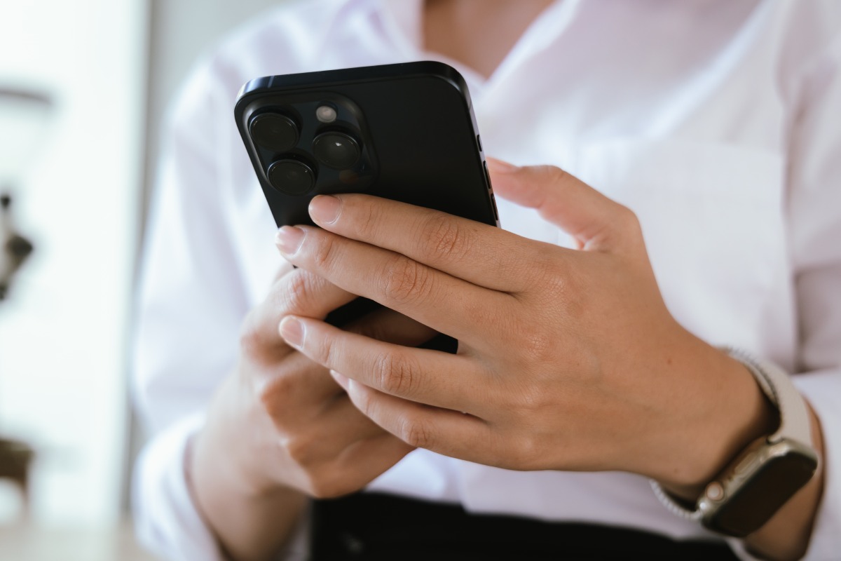 La foto di un una persona che usa un cellulare