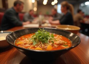 Un piatto di una zuppa cinese al ristorante