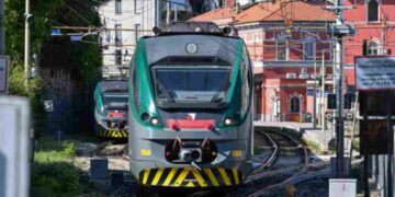 Grave incidente in stazione: 14enne folgorato dopo essersi arrampicato su un treno
