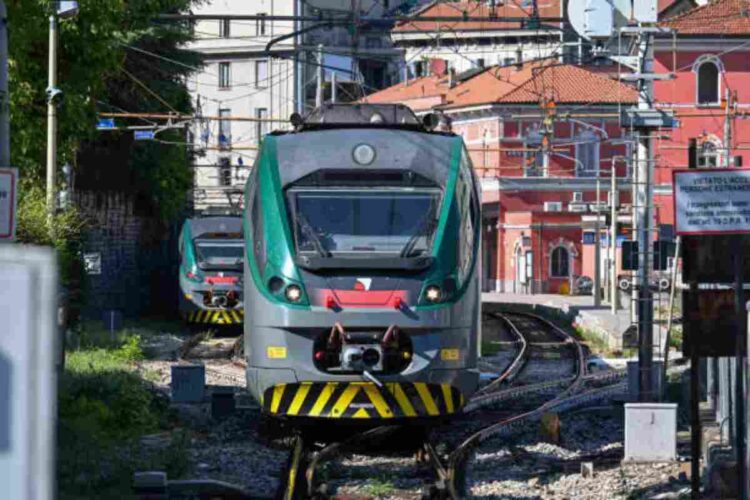 Grave incidente in stazione: 14enne folgorato dopo essersi arrampicato su un treno
