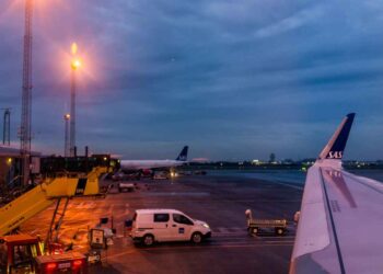 Copenhagen, aeroporto chiuso per droni: decine di voli cancellati e dirottati