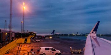 Copenhagen, aeroporto chiuso per droni: decine di voli cancellati e dirottati