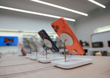 Nuovi iPhone: utenti segnalano graffi facili, esplode il caso “scratchgate”