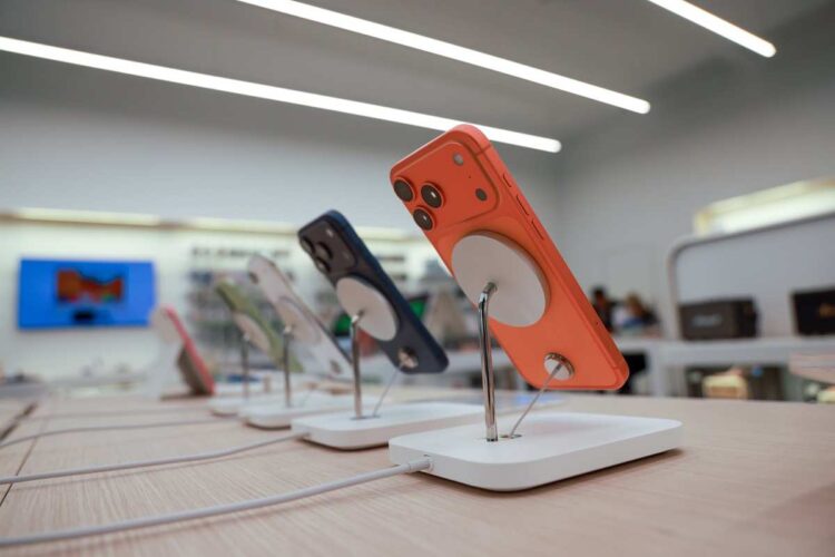 Nuovi iPhone: utenti segnalano graffi facili, esplode il caso “scratchgate”