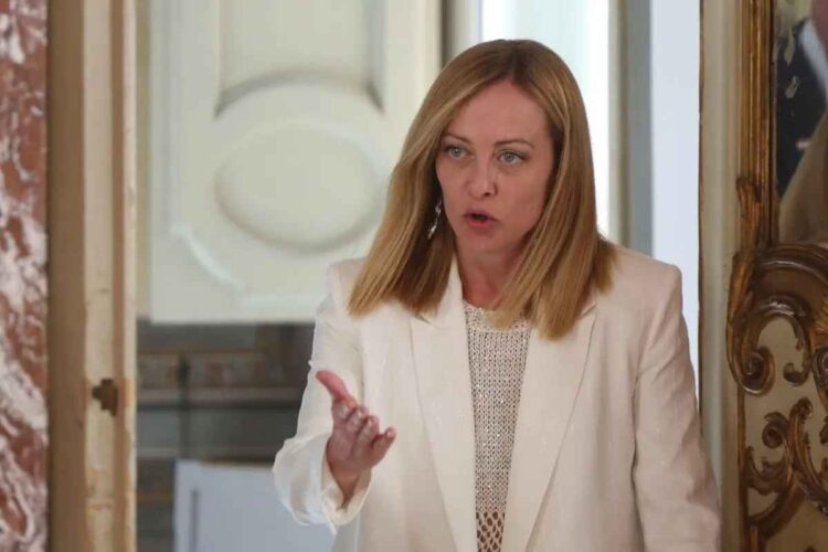 Meloni: “Clima deteriorato per silenzio opposizione, serve responsabilità su crisi e pensioni”