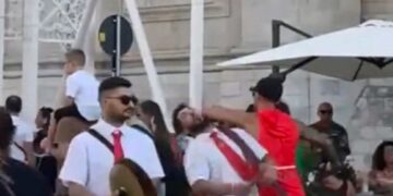 Un frame dell'aggressione al musicista della banda di Molfetta