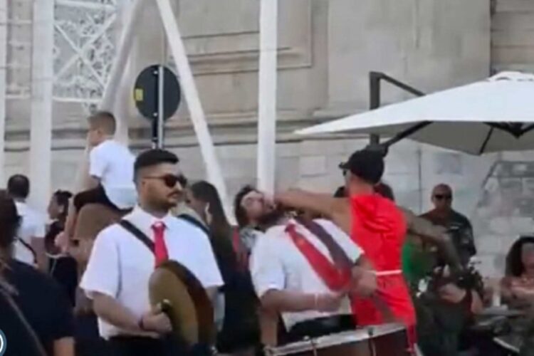 Un frame dell'aggressione al musicista della banda di Molfetta