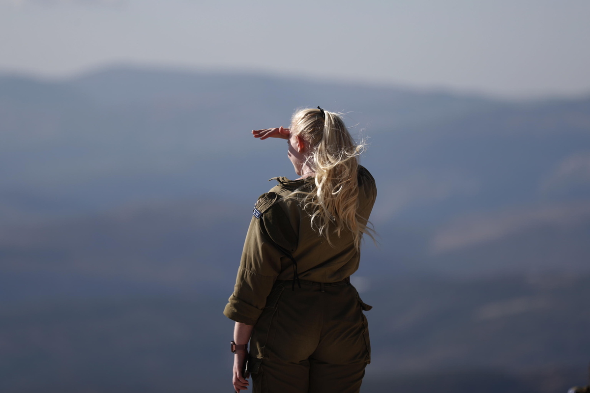 An Israeli female soldier watches looks on from Mount Dov army base@ANSA