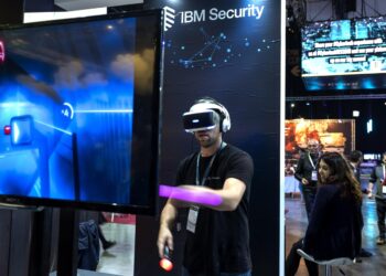 An Israeli participant tries out a VR (Virtual Reality)@ANSA