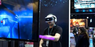 An Israeli participant tries out a VR (Virtual Reality)@ANSA