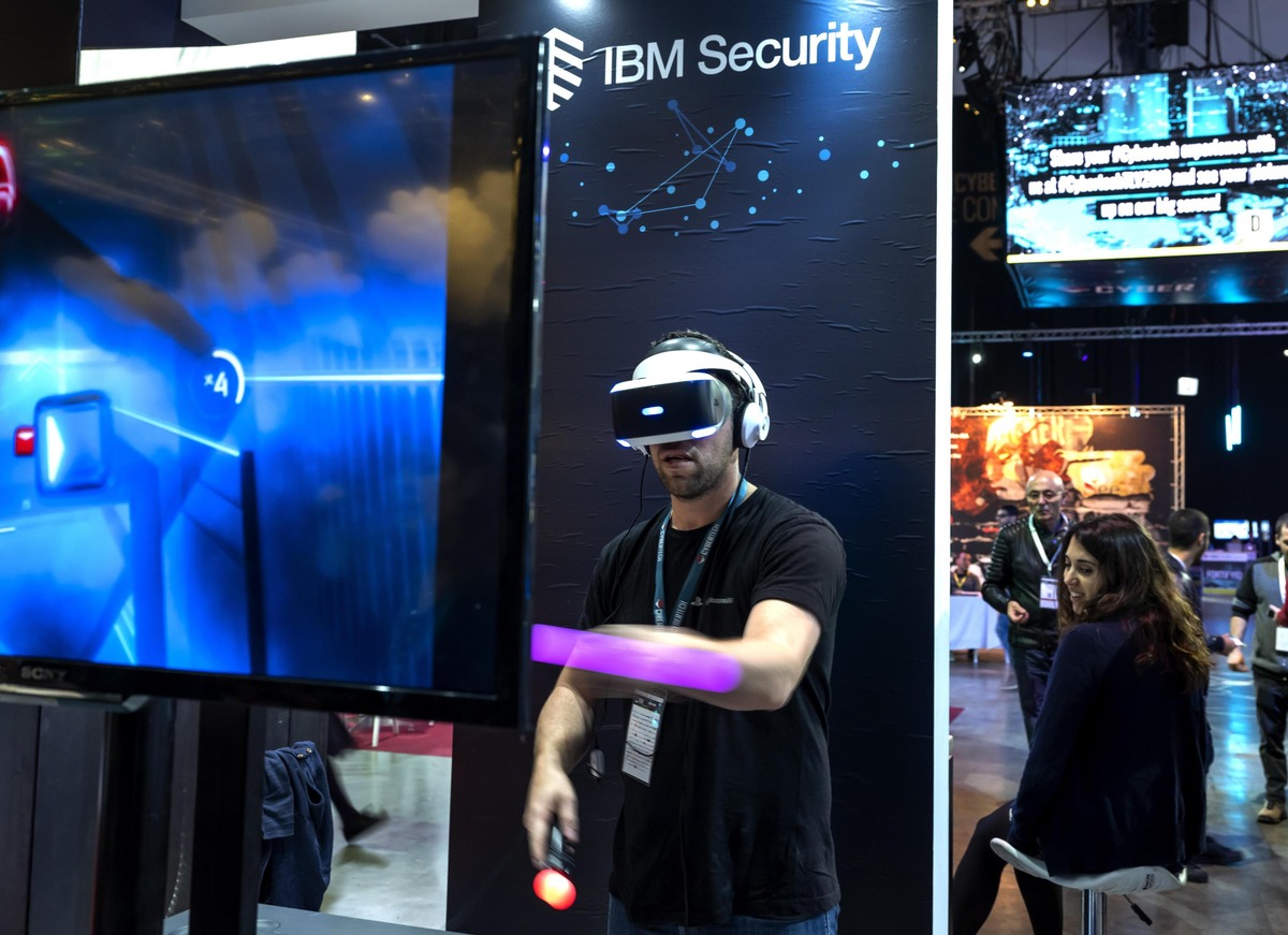 An Israeli participant tries out a VR (Virtual Reality)@ANSA