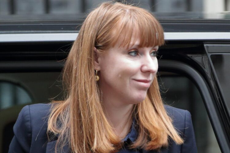 Un primo piano di Angela Rayner