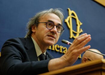 Angelo Bonelli durante una conferenza stampa