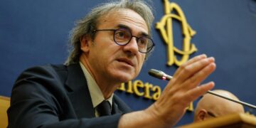 Angelo Bonelli durante una conferenza stampa