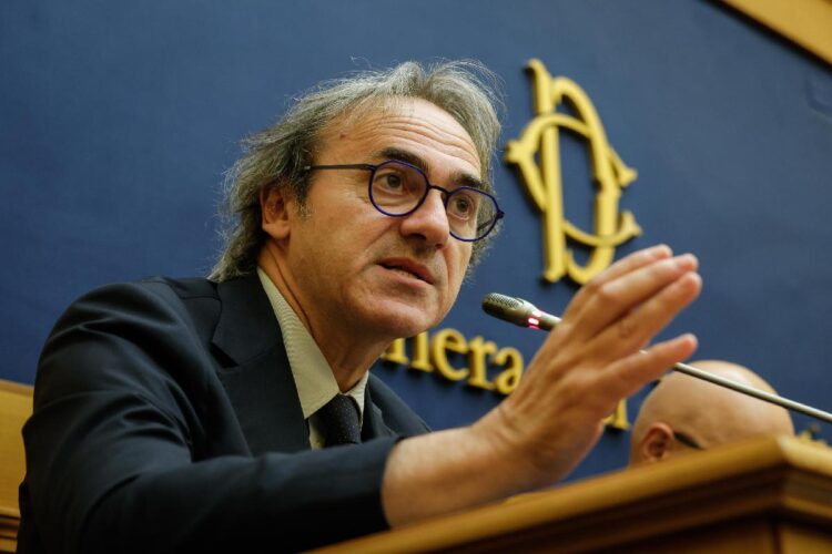 Angelo Bonelli durante una conferenza stampa