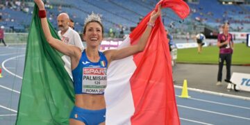 La medaglia d'argento Antonella Palmisano nella 35 km di marcia ai Mondiali di atletica di Tokyo, nella foto avvolta da bandiera tricolore dopo aver vinto gli Europei in casa a Roma nel 2024