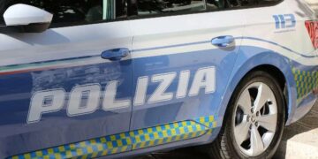 Una macchina della polizia