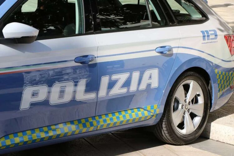 Una macchina della polizia