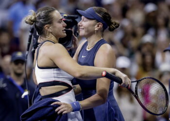 Aryna Sabalenka of Belarus greets Amanda Anisimova@ANSA