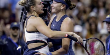 Aryna Sabalenka of Belarus greets Amanda Anisimova@ANSA