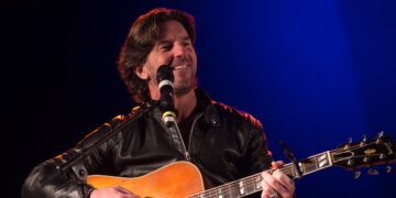 Brett_James_performing_at_Ramstein_Air_Base,_2015