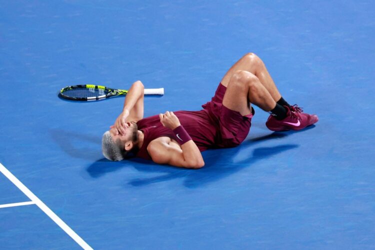 Carlos Alcaraz dolorante per l'infortunio alla caviglia