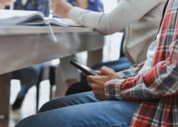 Cellulari in classe: ecco cosa si rischia