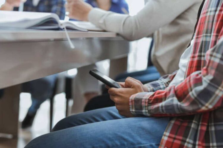 Cellulari in classe: ecco cosa si rischia