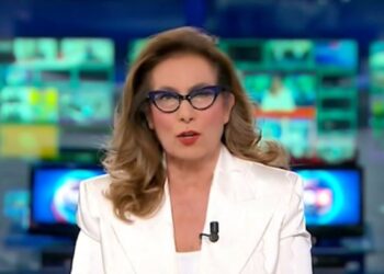 Cesara Buonamici mentre conduce il tg5