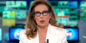 Cesara Buonamici mentre conduce il tg5