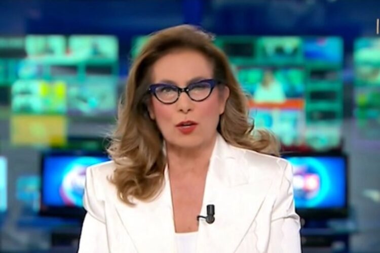Cesara Buonamici mentre conduce il tg5