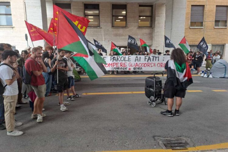 Corteo a La Sapienza contro la complicità con Israele