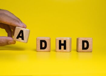 Dei blocchi di legno che formano l'acronimo ADHD