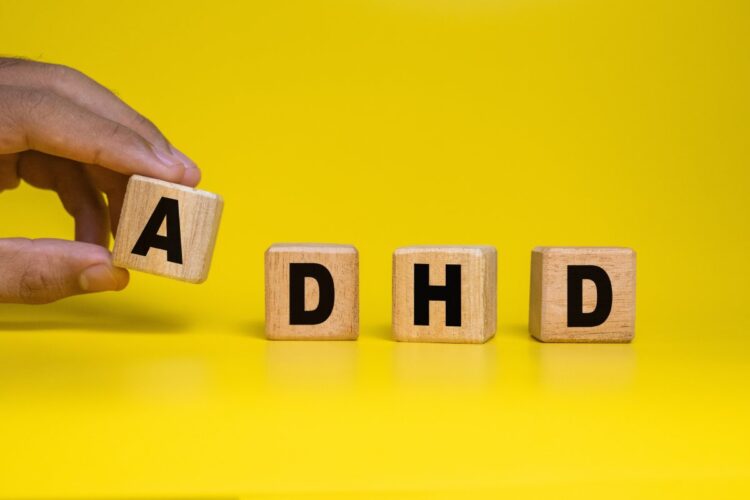 Dei blocchi di legno che formano l'acronimo ADHD